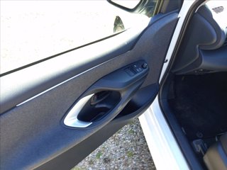 TOYOTA Yaris 1.5h Business 9