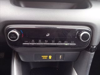 TOYOTA Yaris 1.5h Business 17