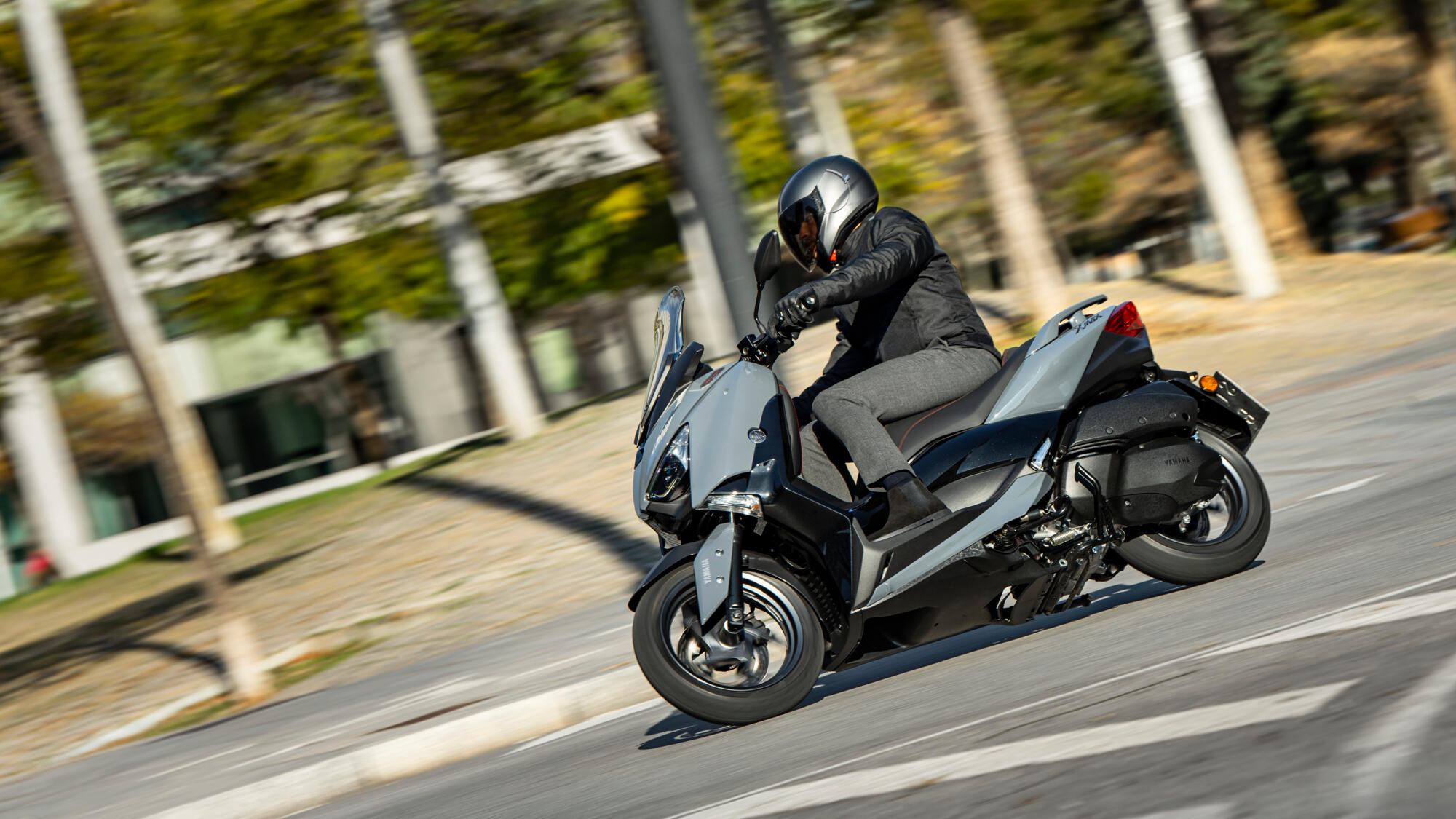 2022 Yamaha XMAX300ASP EU Power Grey Action 003 03